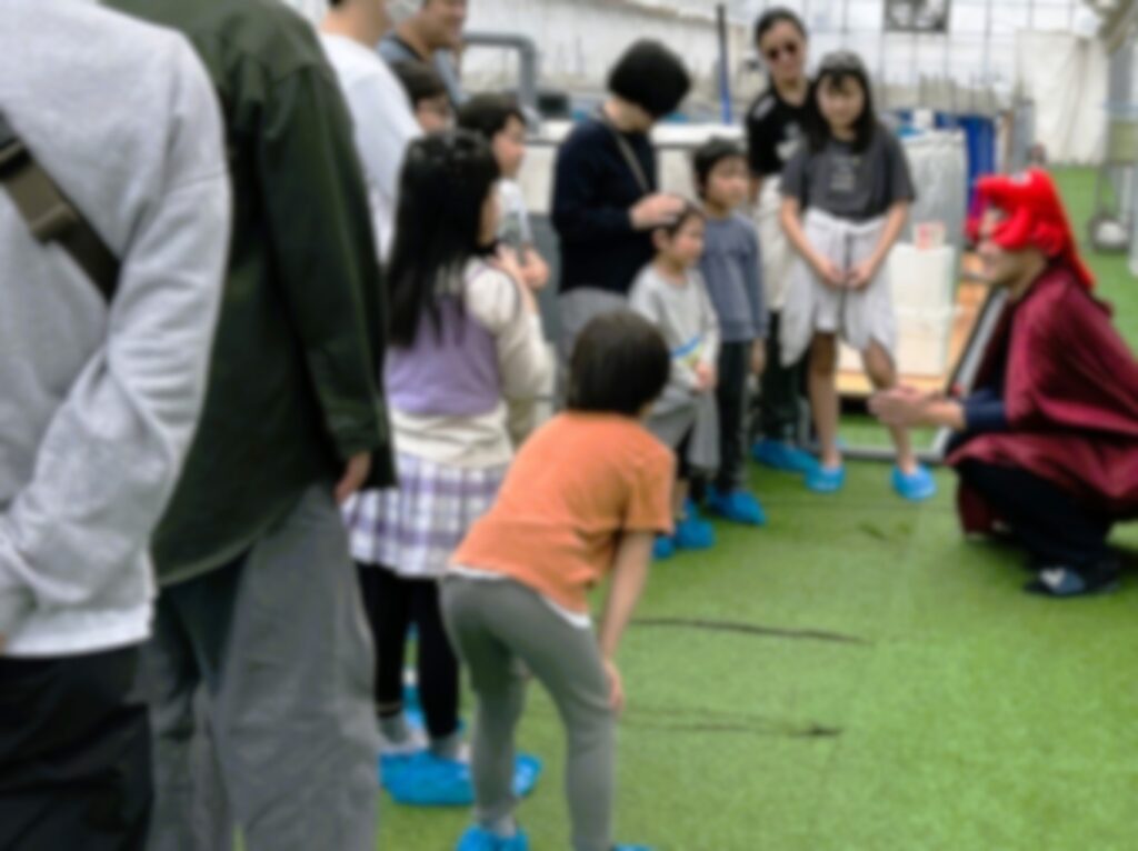 陸上養殖の説明やえびの生育のお話・クイズ
