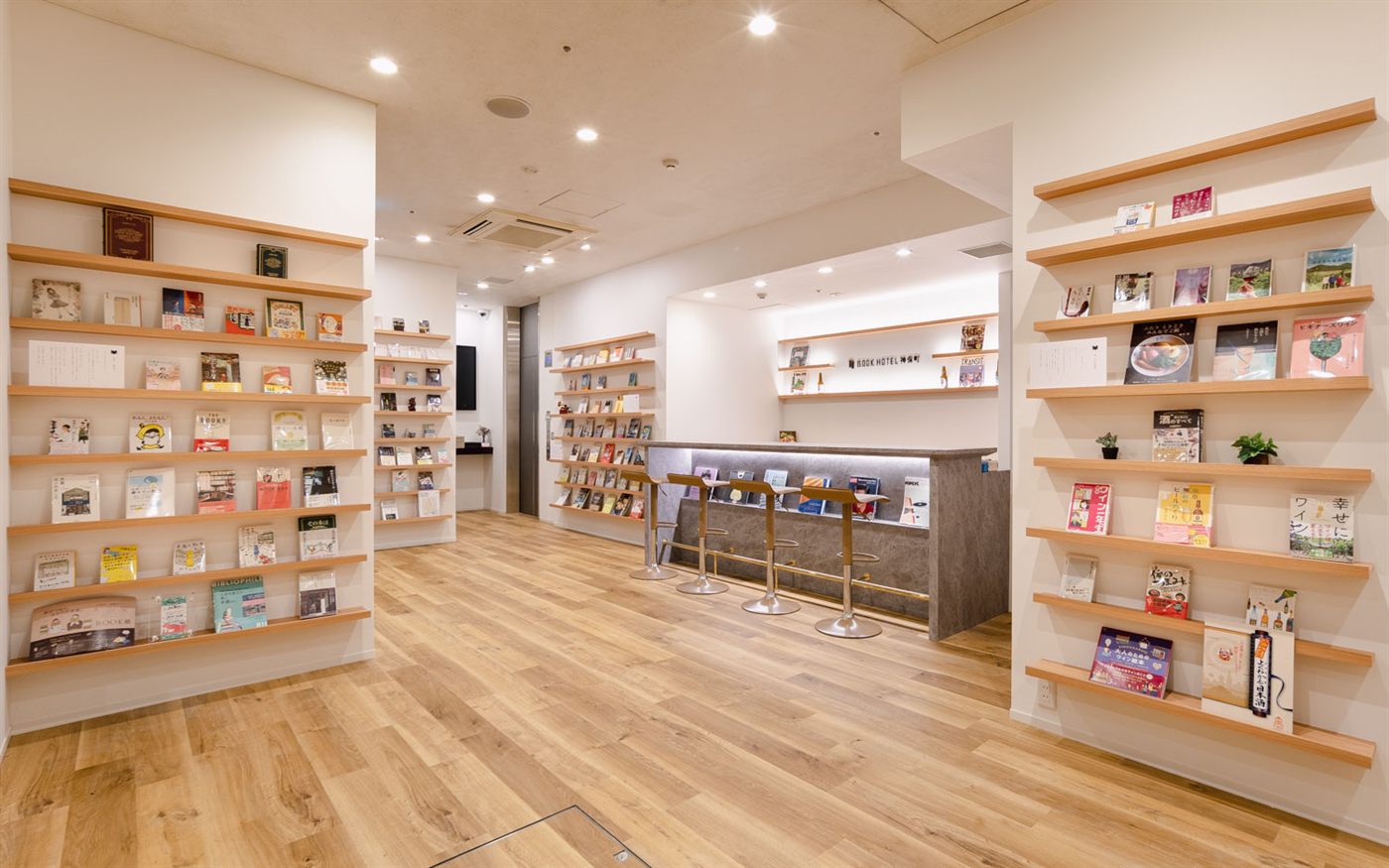 BOOK HOTEL 神保町の館内の本棚