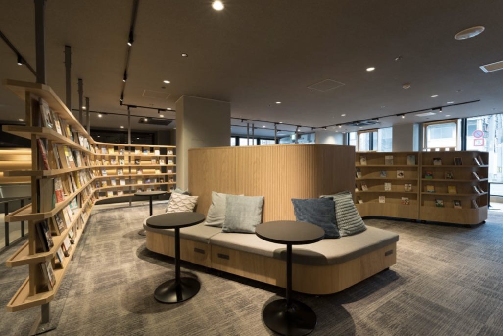 BOOK HOTEL 京都九条の館内の本棚とソファ